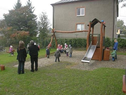  Slavnostní otevření dětského hřiště u MŠ 25.10.2011
