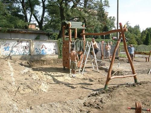 Výstavba dětského hřiště 24.08.2011