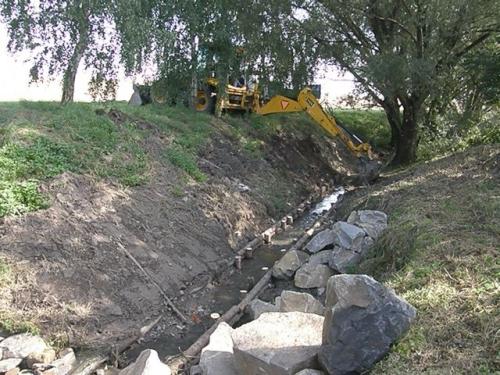 Oprava břehu potoka - Povodí Odry 22.08.2011